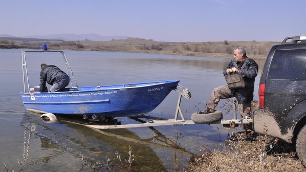 Иззеха бракониерски мрежи и риба от язовир Жребча