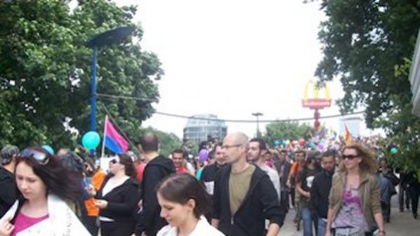 Кметска кампания поведе парад на гейовете към соц-паметник?