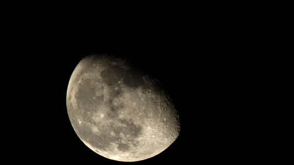 Необичайно дълго пълно лунно затъмнение наблюдаваме тази нощ