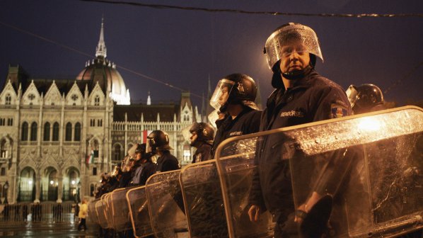 Полицаи и пожарникари срещу унгарското правителство