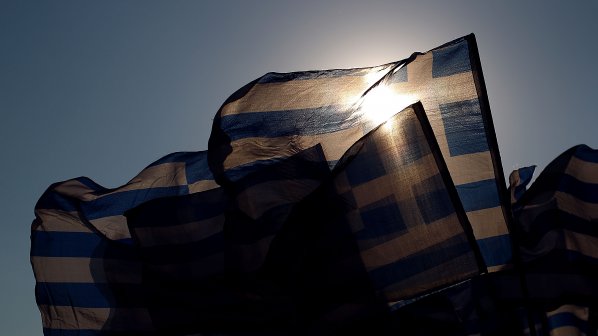 Гръцкото правителство оцеля