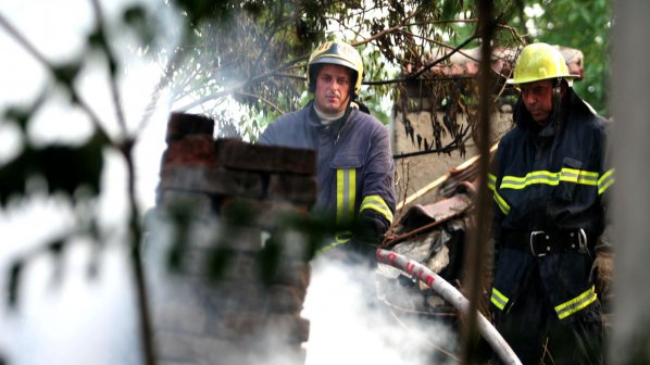 Потушиха пожар в бургаски квартал
