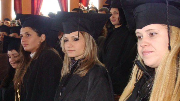 Сгрешиха дипломите в езикова гимназия в Добрич