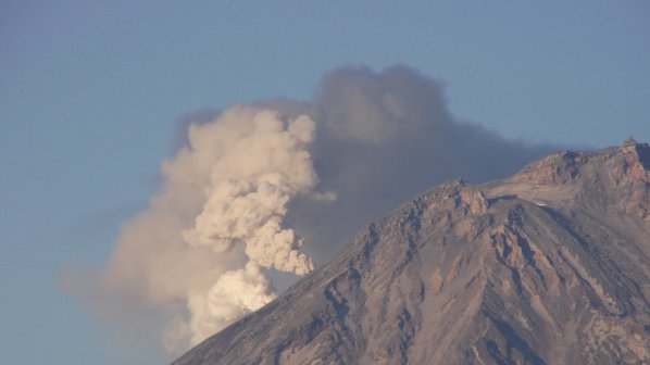 Вулканът Шивелуч на Камчатка изхвърля пепел на 7500 метра