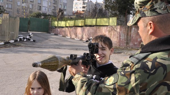Задържаха 7 армейски гранатомета в Пловдив