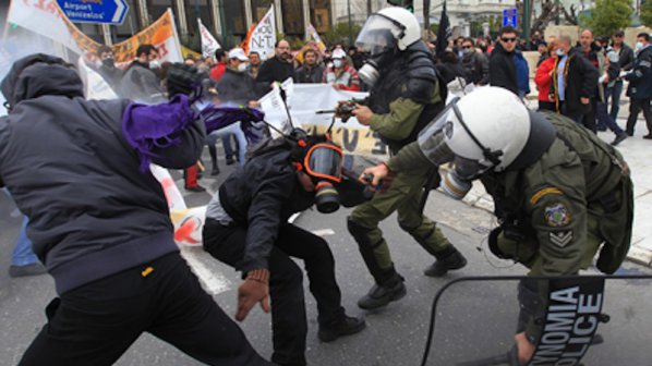 Бой между полицаи и демонстранти в Италия