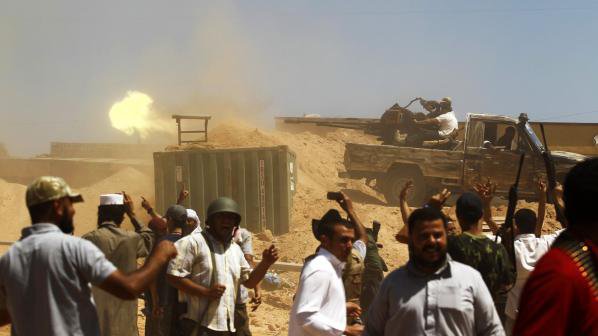 Британски хеликоптери удариха военна база на Кадафи