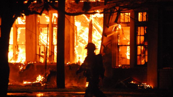 Евакуираха 1500 души заради пожар в хотел в лондонския Хайд парк