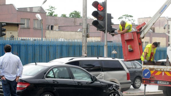 Катастрофа потроши светофар в София