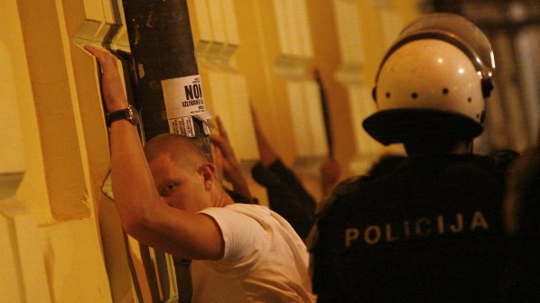 Сръбски полицай млати задържан ром