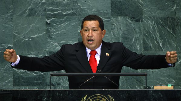 Чавес приветства тълпата от балкона на президентския дворец