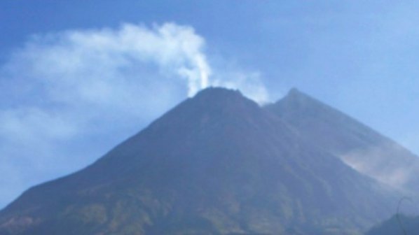 Два вулкана заплашват въздушния трафик над Камчатка