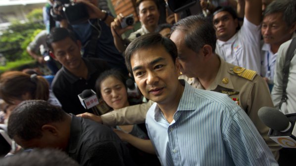 Изгубилият изборите тайландски премиер напусна и лидерския пост в партията си