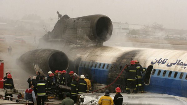 Пътнически самолет със 122 души на борда се разби в Конго