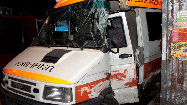 Шофьорът на катастрофиралата в София линейка вече е стабилен