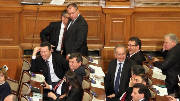 Депутатите да обявявaт допълнителните си доходи три дни след сключване на договор