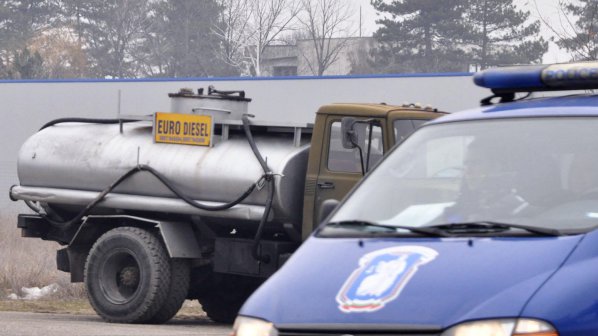 Газ изтече от цистерна при катастрофа край Сливен