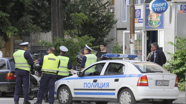 Фолксваген се заби в патрулка в София