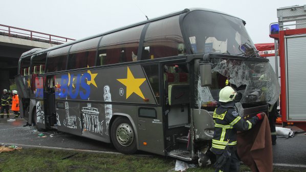 Петима загинаха при катастрофа между автобус и камион в Русия