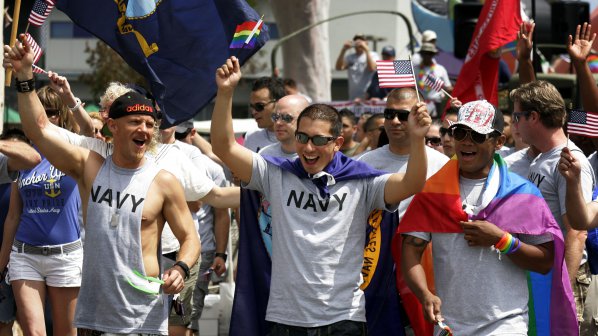 Военни - гейове дефилираха в Сан Диего