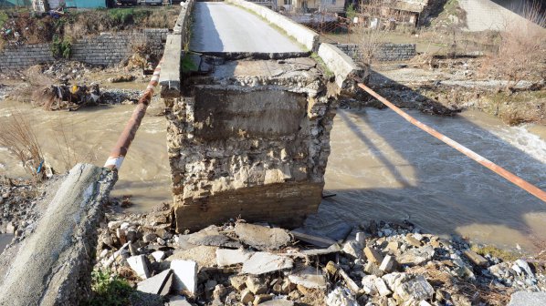 Десетки мостове в страната буквално се разпадат