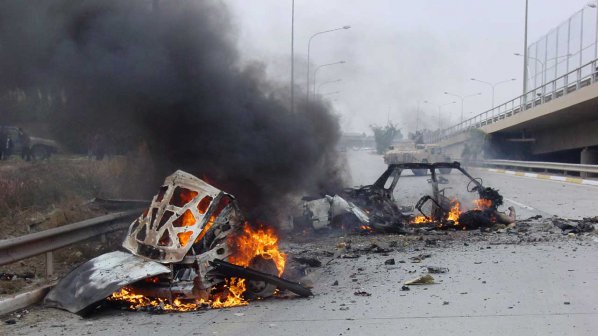 Кола бомба избухна пред военна база в Йемен