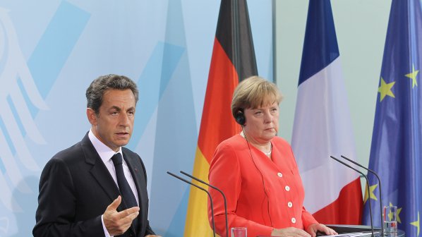 Меркел и Саркози се споразумяха за гръцкия спасителем заем