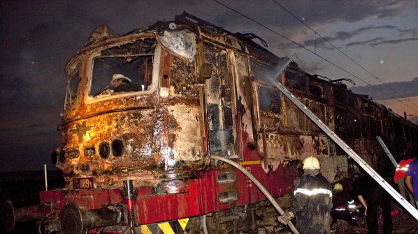 Мълния ударила локомотива, спасил пътниците от подпаления влак