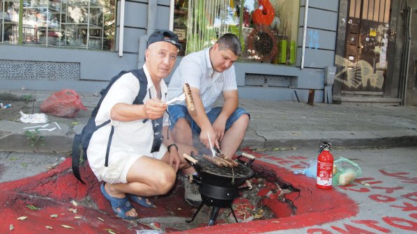Варненци си спретнаха барбекю в улична дупка