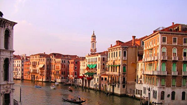 Влюбени бухали тормозят влюбените във Венеция