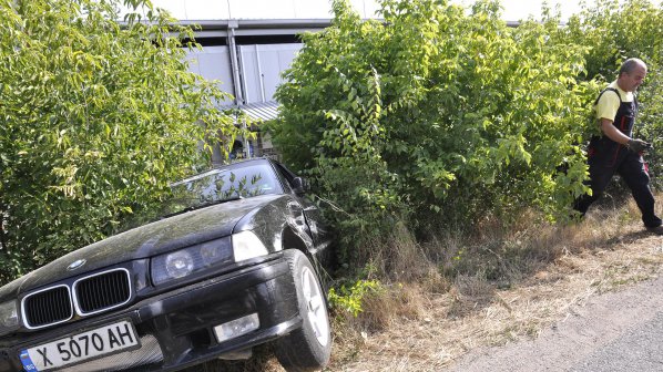 БМВ се заби в канавка край Хасково