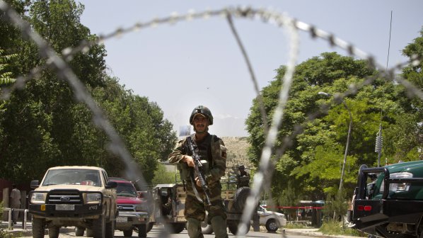 Френски военен е застрелял бременна жена и дете в Афганистан