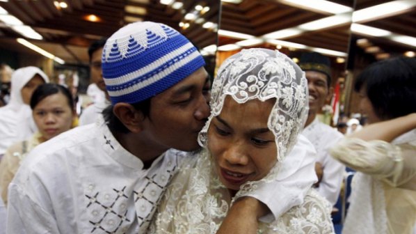 Младоженец в Индонезия се оказа жена