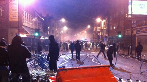 42 души са арестувани след безредиците в Лондон