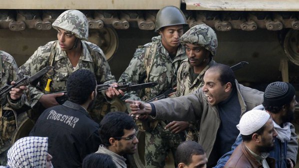 Армия нахлу на площад &quot;Тахрир&quot; в Кайро