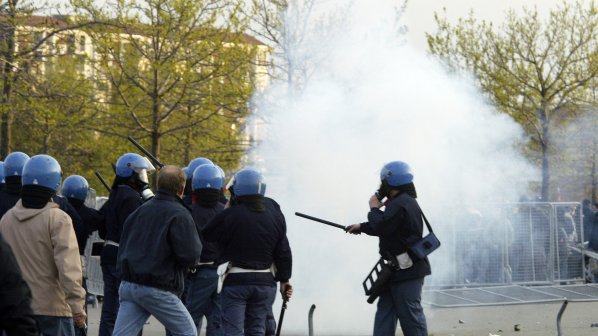 Бой между имигранти и полиция в Италия
