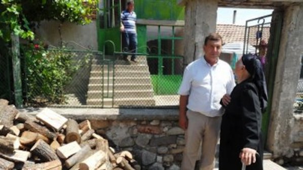 ГЕРБ - ери подариха 4 кубика дърва за ЧРД на столетница