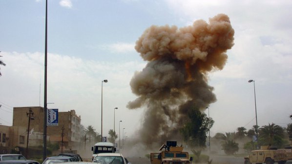 Кола - бомба уби най - малко 16 души в Ирак