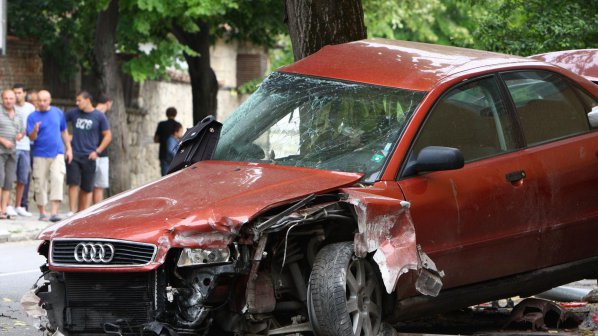 Кола се заби в стена в Разград, 17 - годишна загина