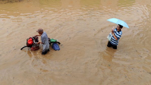 Над 120 000 души са пострадали при наводненията в Китай