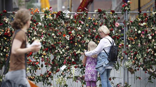 Погребаха 32 жертви от атентатите в Норвегия