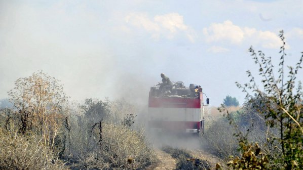 Пожар унищожи 150 т ечемик и селскостопанска техника
