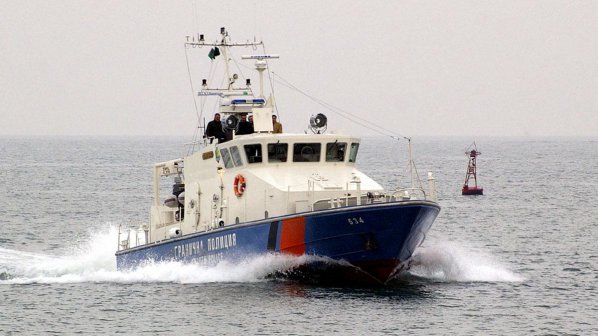 Спасиха с катер двама, отнесени навътре в морето край Шкорпиловци