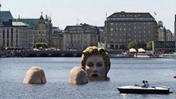 В Хамбург изникна статуя на гигантска къпеща се блондинка