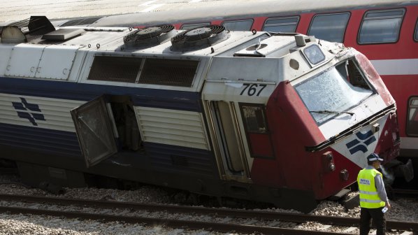 Четирима загинали и 20 ранени при дерайлиране на влак в Полша