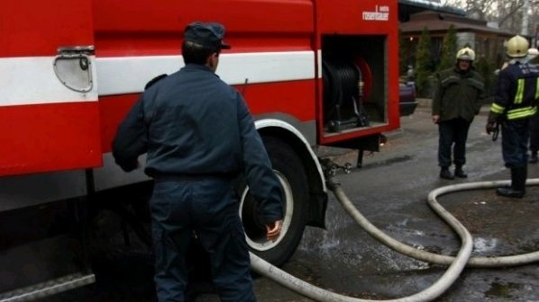 Пожарникари дежурят до изгорелите складове във Варна