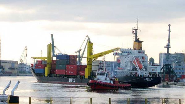 Пристанище Варна остава затворено