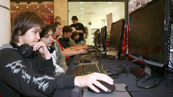 11 компютри с нелицензиран софтуер иззеха от интернет клуб в Смолян