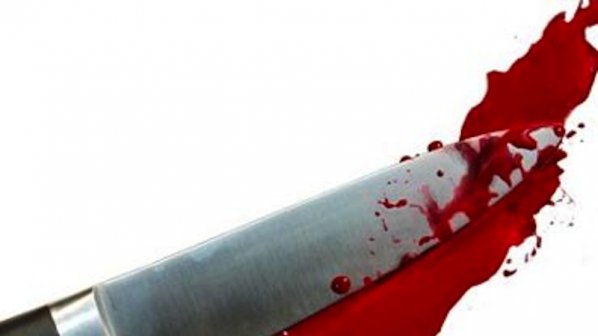 45 - годишен наръга с нож приятелката си