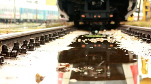 Влак премаза жена в колата й в Брусарци
